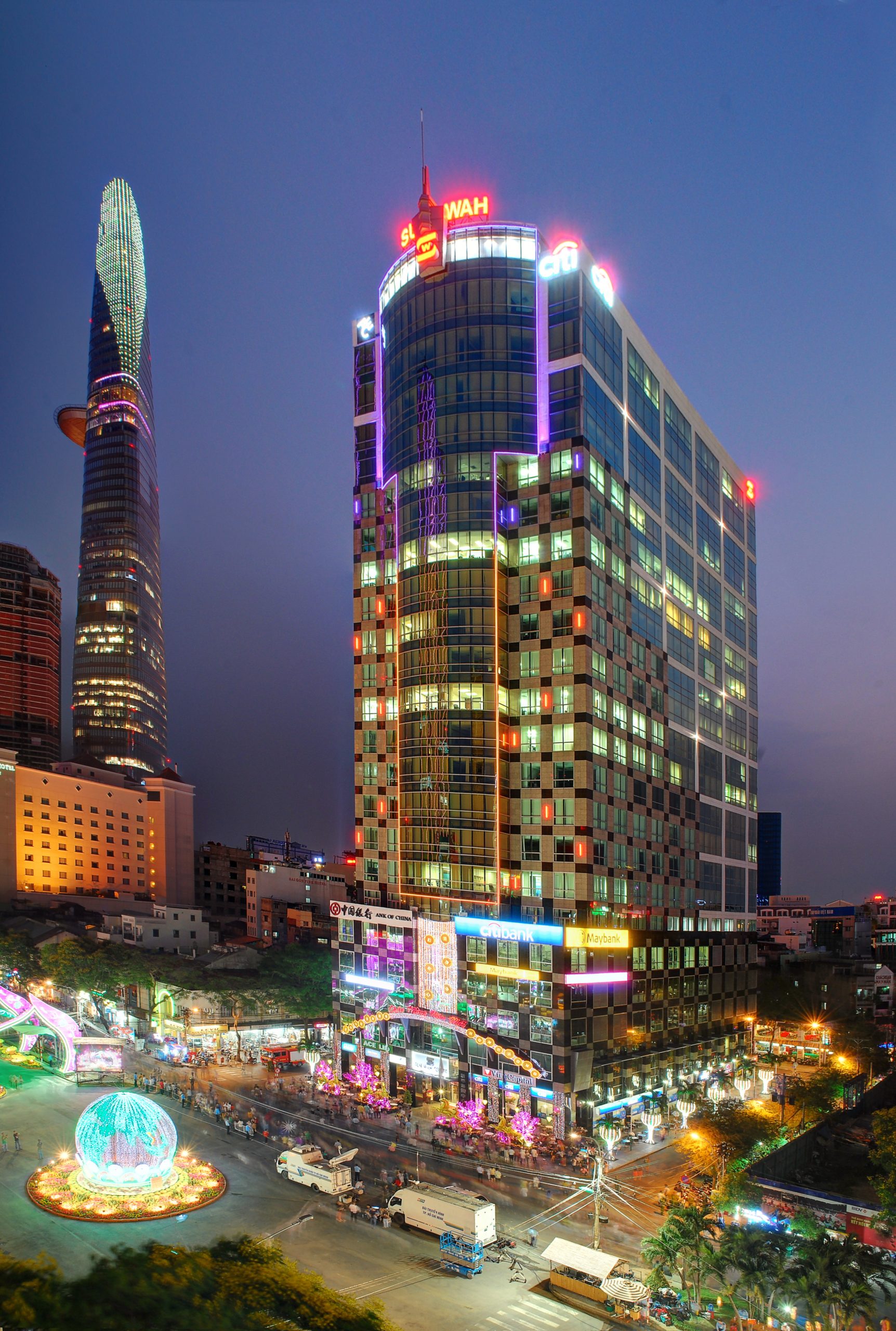 Sun Wah Tower Gallery https://nomura-re-vn.com/wp-content/uploads/2025/06/01.-sunwah-night-time2014-scaled.jpg